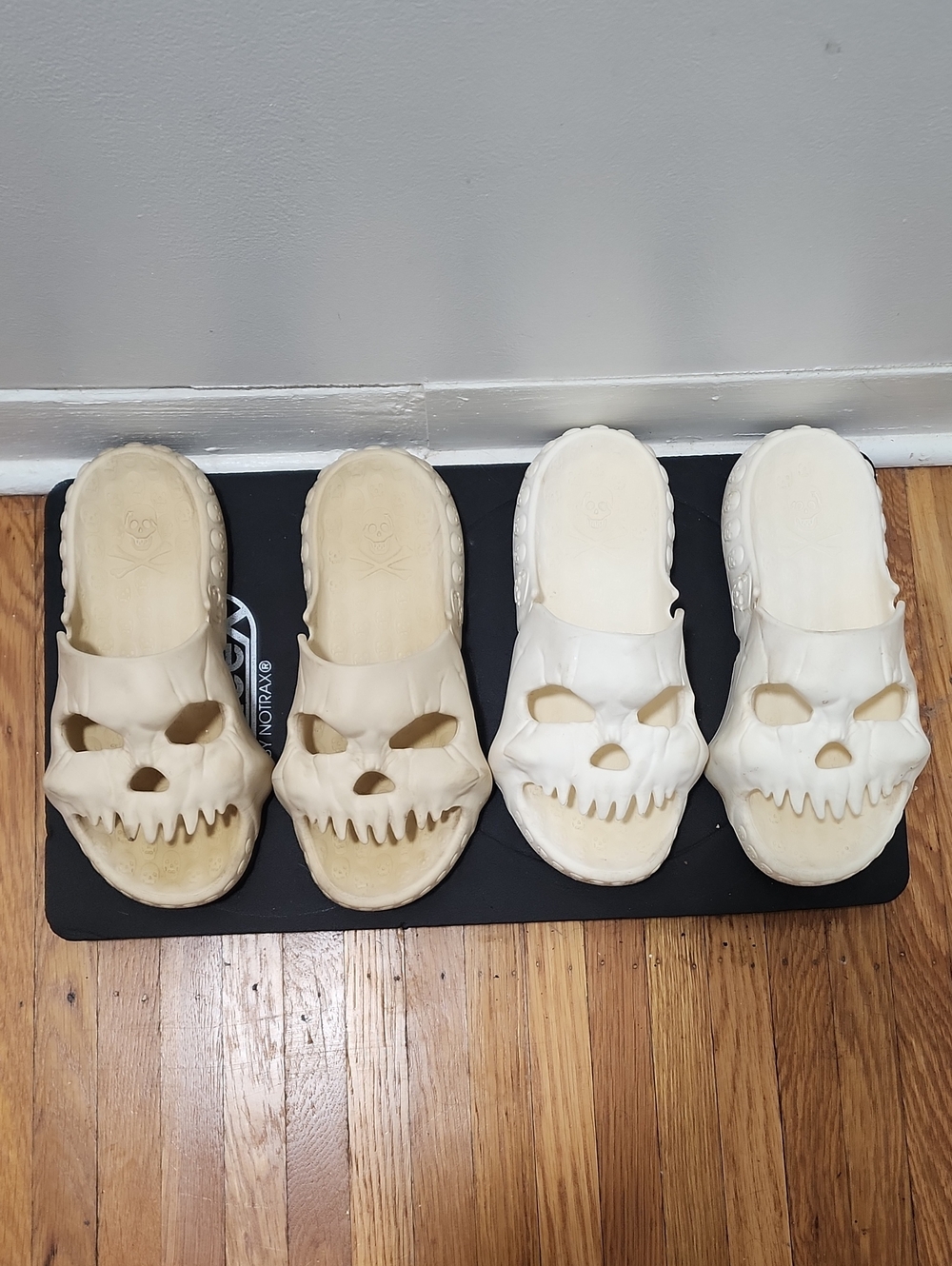 2 Pair Mens Skull Slide Sandals in Cream And White Sz.10